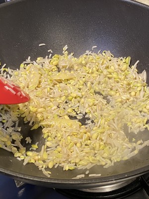 Stir-fried King: Bean Sprouts Pine recipe