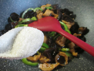 Fried Gluten with Light Pepper and Black Fungus recipe