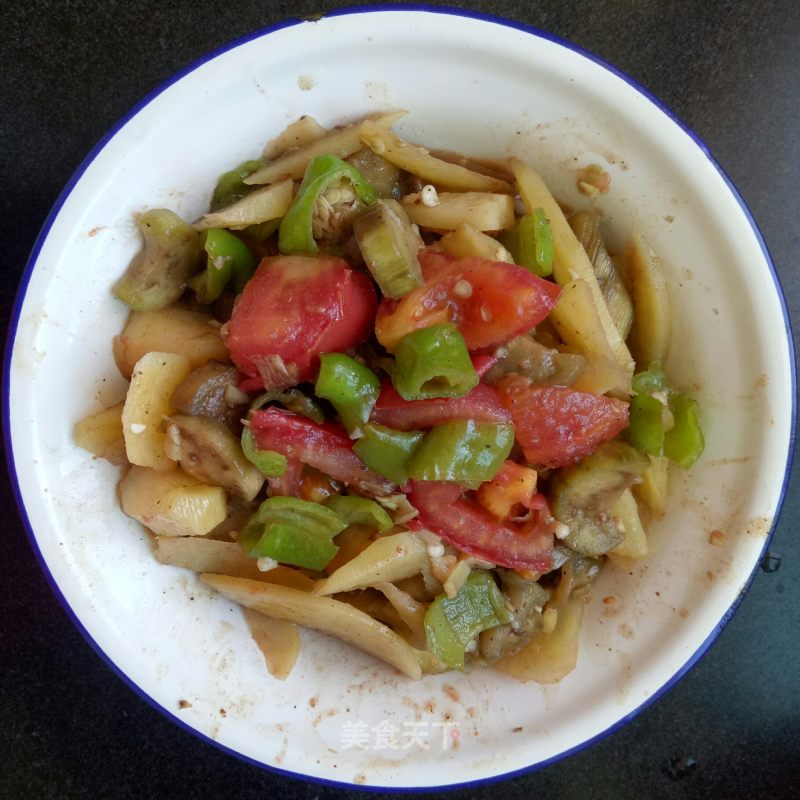 Fried Potato Chips with Green Pepper, Tomato and Eggplant recipe