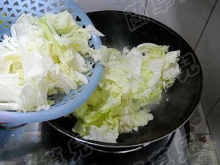 Braised Cabbage with Meatballs in Pot recipe