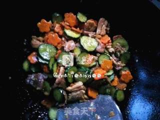 Stir-fried Pork with Cucumber and Carrot recipe