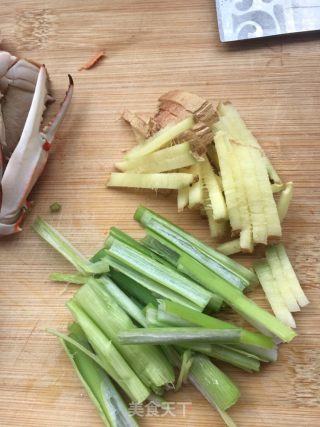 Fried Sea Crab with Green Onion and Ginger recipe