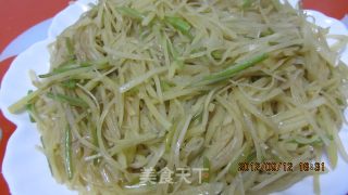 Stir-fried Potato Shreds with Coriander recipe