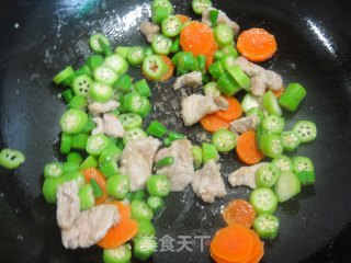 Health-preserving and Health-care Vegetables in Autumn-fried Pork Slices with Okra recipe
