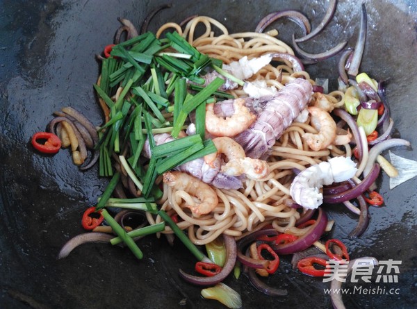 Spicy Seafood Fried Noodles recipe