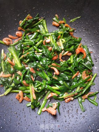 Stir-fried Shrimp Skins with Leek recipe