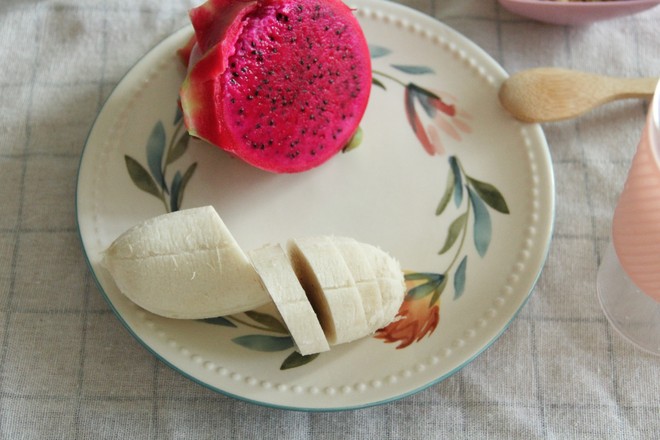 Apple Banana Pitaya Milkshake, Sprinkled with Oatmeal and Crispy, Rich in Ingredients recipe