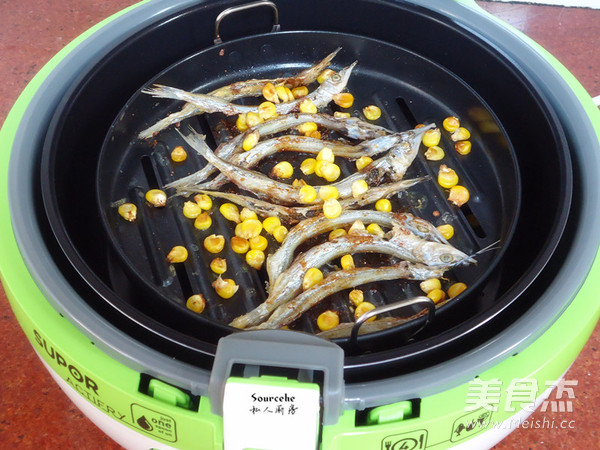 Fried Pond Fish with Corn Kernels recipe