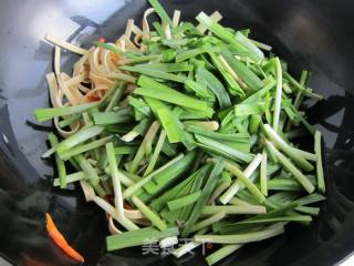 Stir-fried Bean Curd with Leek in Oyster Sauce recipe