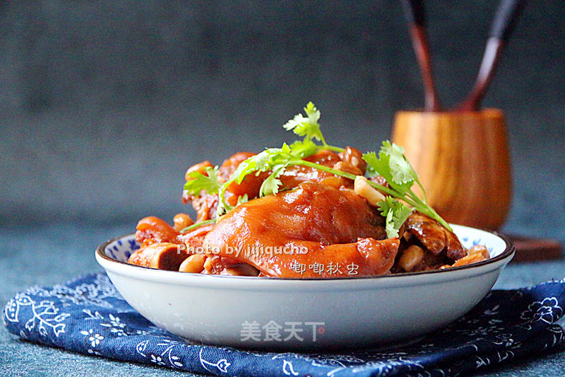 Finger-sucking Fermented Bean Curd and Peanut Stewed Trotters recipe