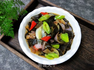 Braised Seaweed with Pork Belly and Onion recipe