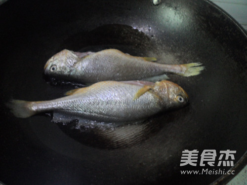 Sweet and Sour Yellow Croaker recipe