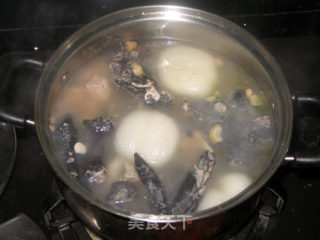 Nourishing Yin, Nourishing Lungs and Nourishing Skin--sea Coconut Snail and Black Chicken Soup recipe