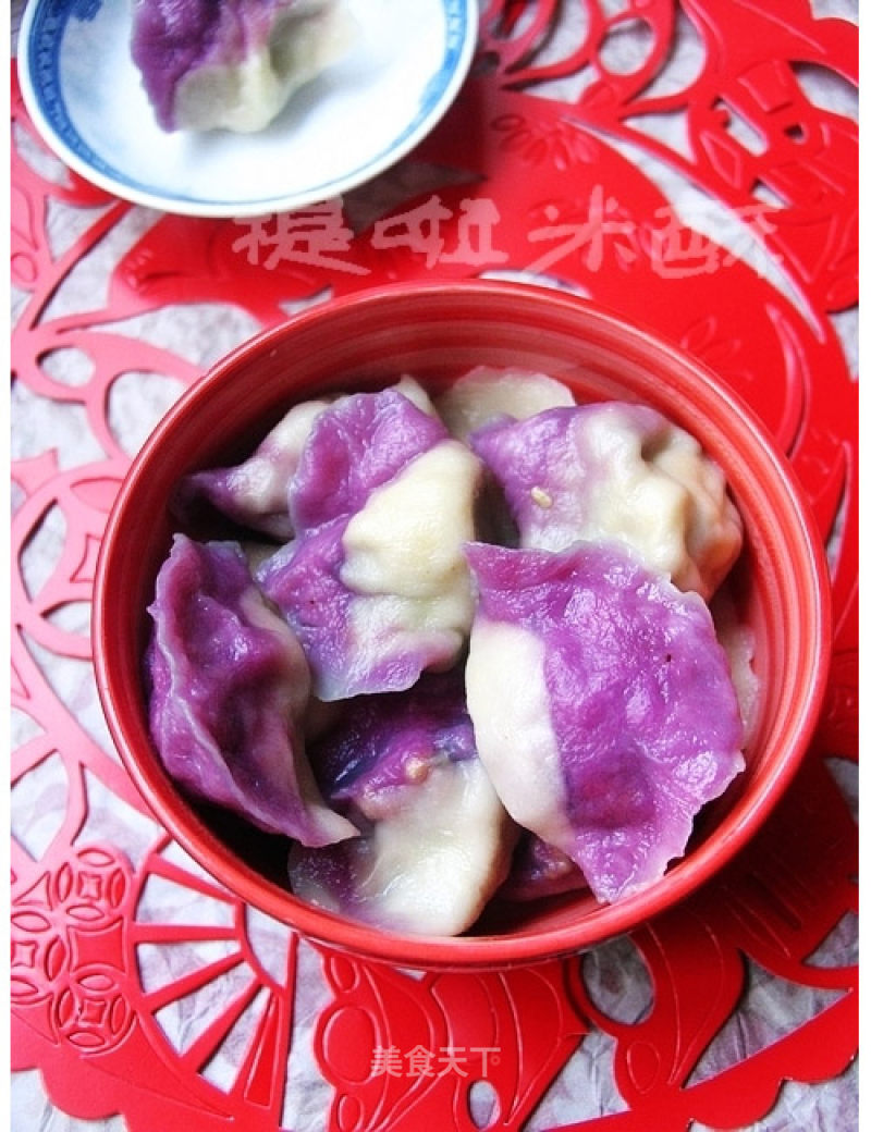 This Year's New Year We Will Eat Unusual Dumplings-romantic Two-color Egg Dumplings