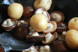 Braised Gluten with Golden Flower and Shiitake Mushrooms recipe