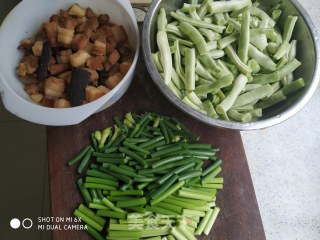 Steamed Noodles with Beans and Garlic Moss recipe