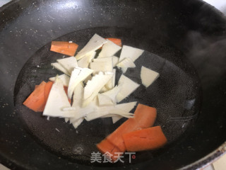 Fried Belly Slices with Winter Bamboo Shoots recipe