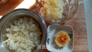 White Fungus, Red Date and Lotus Seed Soup recipe