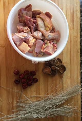 Stewed Chicken Soup with Red Dates and Mushrooms recipe