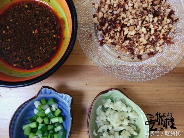 Refreshing and Delicious Summer Vegetable Dish with Cold and Sour Fern Root Noodles recipe