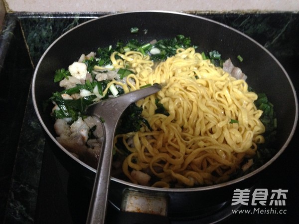 Golden Noodles with Hoisin Sauce recipe