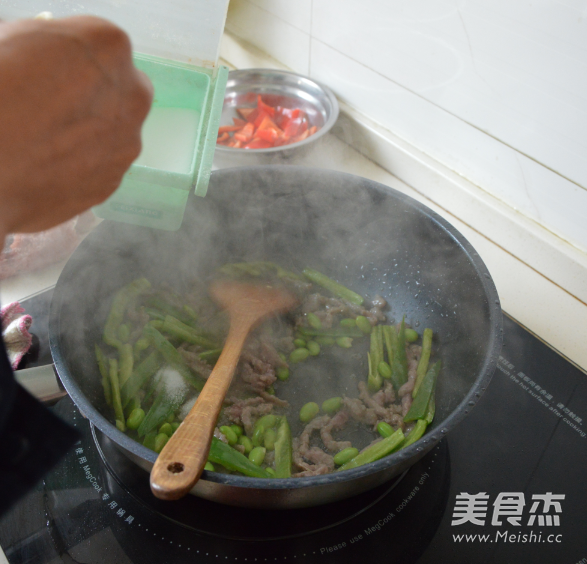 Stir-fried Beef Tenderloin with Black Pepper and Seasonal Vegetables recipe