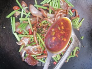 Stir-fried Pork Ears with Garlic Moss recipe