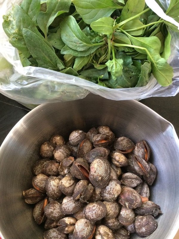 Hairy Clams Mixed with Spinach recipe