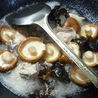 Grilled Steak with Shiitake Mushrooms and Black Fungus recipe