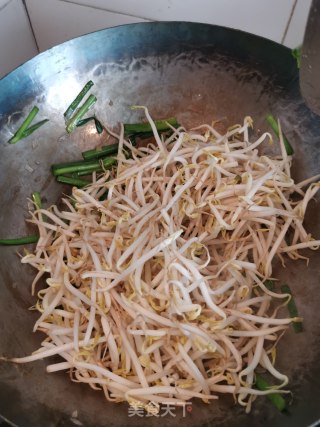 Stir-fried Three Shreds (leeks, Bean Sprouts and Tofu Skin) recipe