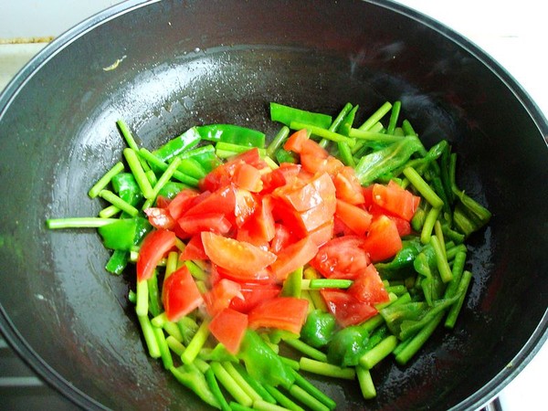 Garlic and Tomato Egg Noodles recipe