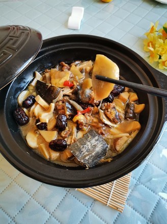 Stewed Turtle with Coprinus and Mushroom in Claypot