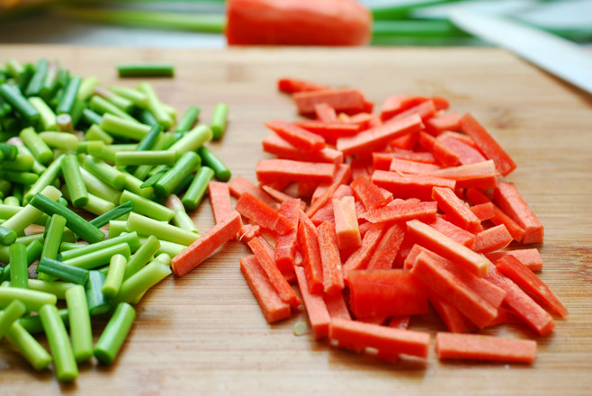 Scrambled Eggs with Garlic Stalks recipe