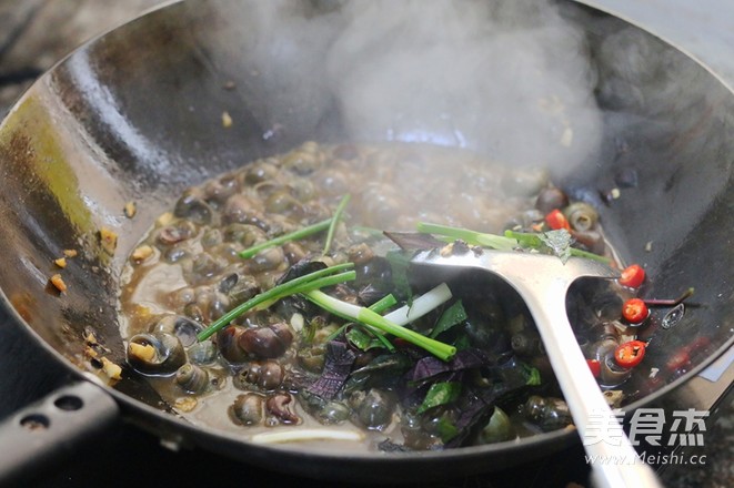 Stir-fried Escargot with Garlic and Tempeh recipe