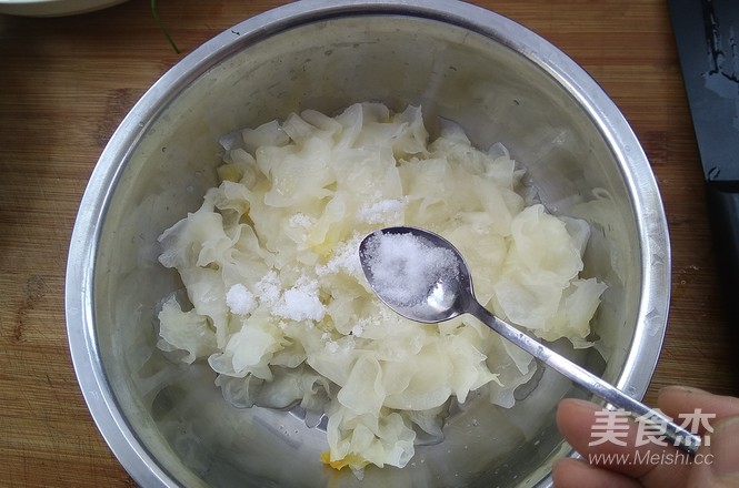 Fresh White Fungus Mixed with Chrysanthemum recipe