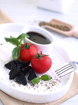 Black Garlic Tomato Cheese Salad