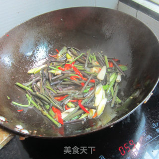 Stir-fried Mountain Fern with Garlic recipe