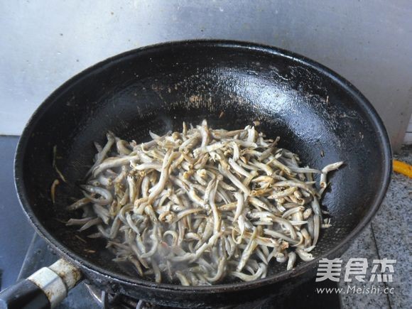 Stir-fried Small Dried Fish with Garlic recipe