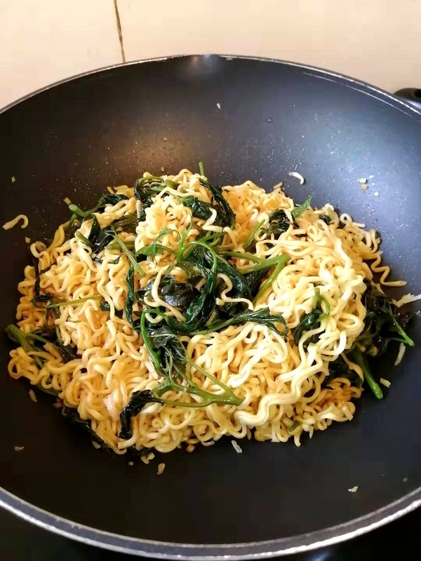 Fried Noodles with Sweet Potato Leaves recipe