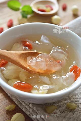 Saponaria, Tremella and Lotus Seed Soup recipe