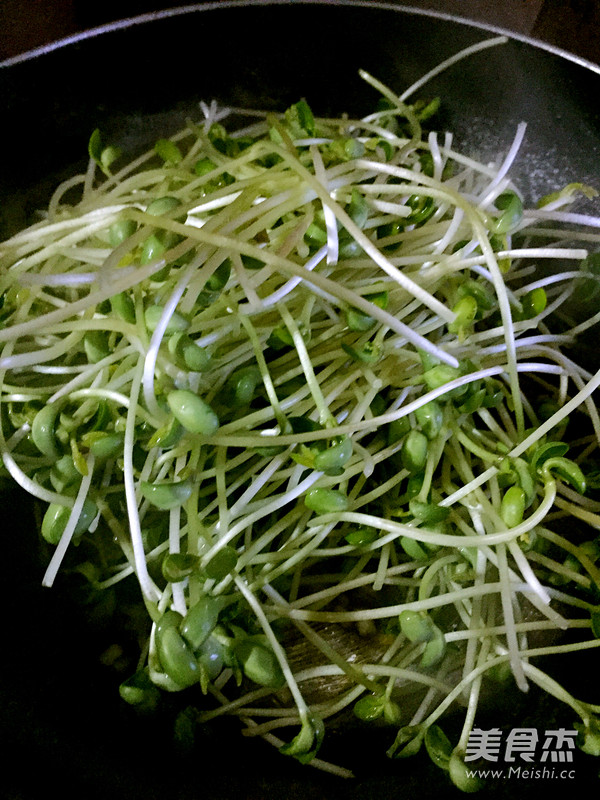 Fried Pork with Pea Sprouts recipe