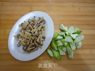 Spare Ribs Soup with Loofah Mushroom recipe