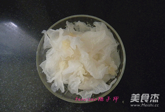 Lotus Seed and Tremella Soup recipe