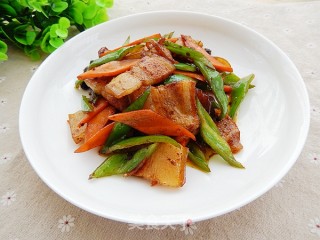 Stir-fried Pork Belly with Carrots and Green Peppers recipe