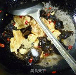 Scrambled Eggs with Chopped Pepper and Black Fungus recipe