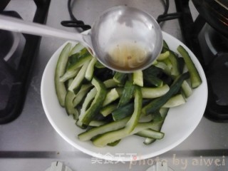 Cucumber Strips Mixed with Sanhe Oil recipe