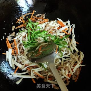 Stir-fried King Pleurotus and Pork Noodles recipe