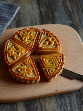 Cantonese-style Moon Cakes with Taro Moon Cakes