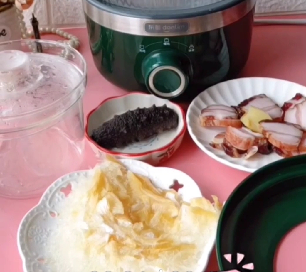It's Cold, Let's Have A Bowl of Shark Fin and Sea Cucumber Soup recipe