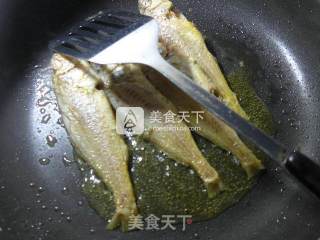 Yellow Croaker Soup with Shredded Radish recipe